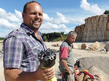 Betriebsleiter Frank Eichler zeigt den Bohrlochschrauber, der sich 26 Meter in die Tiefe bohrte. Fotos: Petra Malbrich