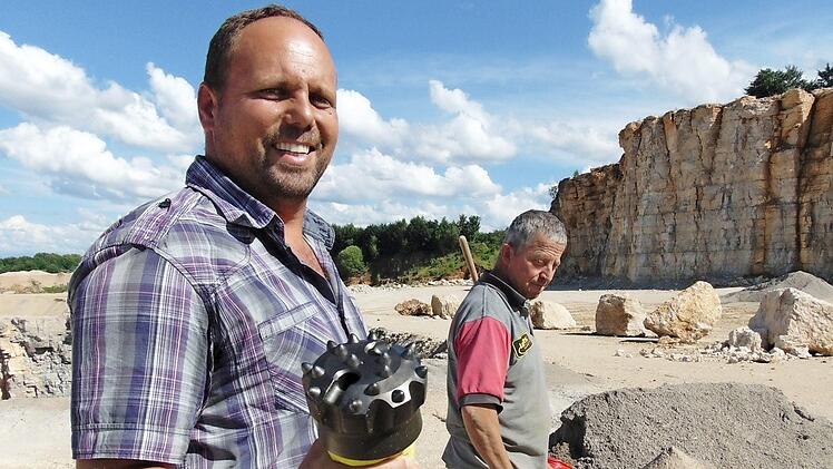 Betriebsleiter Frank Eichler zeigt den Bohrlochschrauber, der sich 26 Meter in die Tiefe bohrte. Fotos: Petra Malbrich