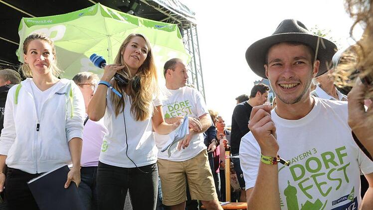 Andreas Bayer fand die gesuchte Zwei-Cent-Münze zwischen 10.000 Ein-Cent-Stücken. Foto: Barbara Herbst