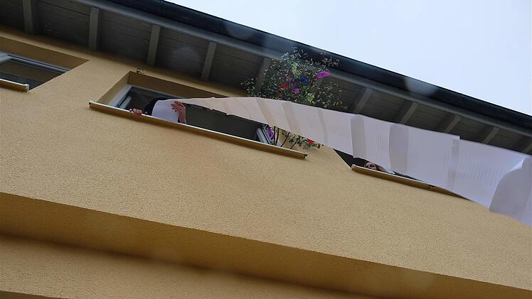 Die lange Liste der Kirmessprüche hängt aus dem Fenster. Gerd Schaar