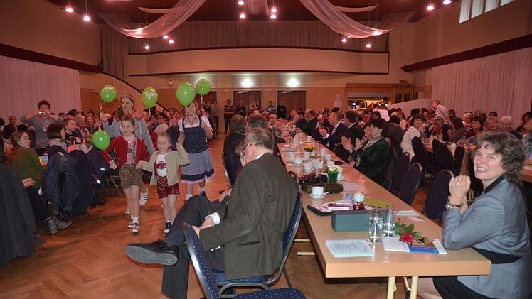 Große und kleine Models faszinierten mit einem farbenfrohen Augenschmaus und sorgten für viel Spaß mit einer Trachtenmodenschau