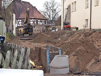 Aufregende Sache: Dem kleinen Lukas und seiner Oma Michaela Großhäuser gefällt die Baustelle im Schlossgraben.  Foto: Stadt