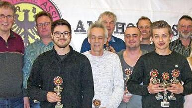 Sportleiter Bernhard Wittmann (links) ehrte die 2018 erfolgreichsten Aktiven des AMC Hohe Aßlitz mit Pokalen.  Fotos: Klaus Oelzner
