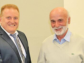 Roland Schlotter von der Tennisabteilung des TSV Maßbach (rechts) errang  den 3. Platz bei der bayerischen Meisterschaft in der Altersklasse Herren  70. Bürgermeister Matthias Klement gratulierte. Foto: Dieter Britz