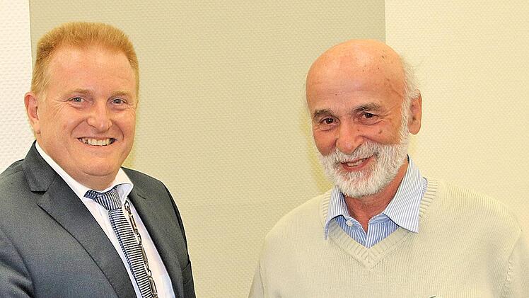 Roland Schlotter von der Tennisabteilung des TSV Maßbach (rechts) errang  den 3. Platz bei der bayerischen Meisterschaft in der Altersklasse Herren  70. Bürgermeister Matthias Klement gratulierte. Foto: Dieter Britz
