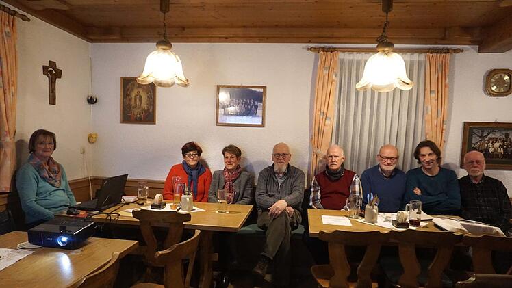 Diese acht Mitglieder beschlossen die Auflösung des Freundeskreises.    Foto: Richard Sänger