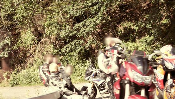 W&auml;hrend ein Fahrer die Strecke auf- und abrast, vertreiben sich die anderen die Zeit auf der Bierbank in der "Jubelkurve".