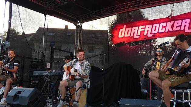Auf ihrer Heldenb&uuml;hne hatten die "Dorfrocker" am Kirchweihsonntag in Kirchaich ein Heimspiel. Christian Licha