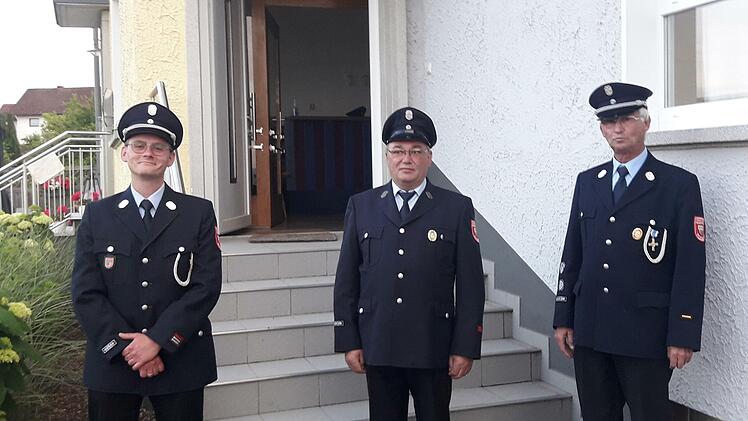 Für 40 Dienstjahre wurde Michael Vogler geehrt (von links): 2. Kommandant Patrick Pinkau, Michael Vogler und 1. Kommandant Robert Knauf. Foto: Lukas Roth