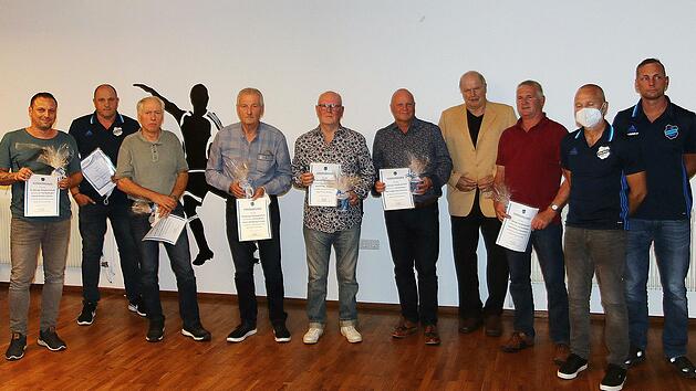 Zahlreiche Mitglieder des TSV N&uuml;dlingen wurden bei der Hauptversammlung vom Bayerischen Fu&szlig;ballverband f&uuml;r Verdienste und von ihrem Verein f&uuml;r langj&auml;hrige Mitgliedschaft geehrt.