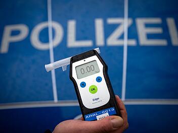 A3 bei Erlangen: Polizei stoppt gefährliche Schlangenlinienfahrt - Trucker hat zwei Promille