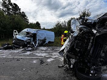 Kollision im Gegenverkehr: Zwei Transporter stoßen frontal zusammen Kollision im Gegenverkehr: Zwei Transporter stoßen frontal zusammen
