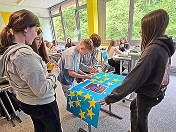 Die Sch&uuml;ler befestigten ihre pers&ouml;nlichen Wertesterne auf ihrer &bdquo;Wertegalaxie&ldquo; unter Anleitung von Wertebotschafterin Sophia (links). G&uuml;nther Geiling