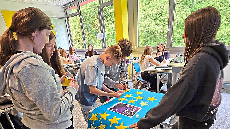 Die Sch&uuml;ler befestigten ihre pers&ouml;nlichen Wertesterne auf ihrer &bdquo;Wertegalaxie&ldquo; unter Anleitung von Wertebotschafterin Sophia (links). G&uuml;nther Geiling