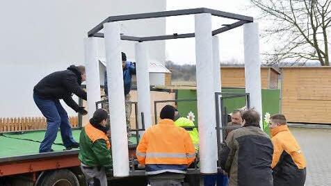 Gemeinsam präparieren die ehrenamtlichen Helfer des Ortskulturring Memmelsdorf einen der Wägen für den Umzug.