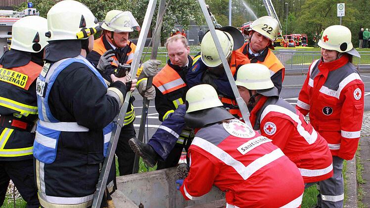 Seltener Vorfall: Bergung von Verletzten aus einem engen Schacht. Fotos: Thomas Dill