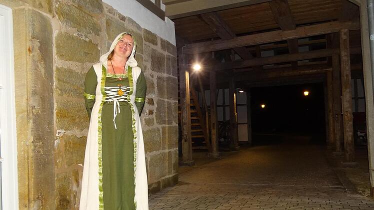 Lebendige Stadtführung: Simone Bastian erzählte als Magd die Legende der Marienkapelle... Foto: Johanna Eckert