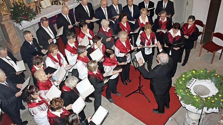 Der Gesangverein Lonnerstadt gestaltete das Programm des Konzertes in der St. Oswaldkirche, hatte sich aber wie immer weitere Mitwirkende zu dieser Veranstaltung eingeladen.  Foto: Sonja Werner