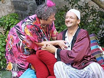 Der eingebildet Kranke Argan (Volker Bachsteffel) lässt sich von seiner Gattin Béline (Angelika Bachmann) betutteln.  Foto: Peter Bachsteffel