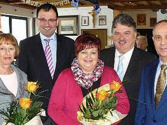 Eine verdiente Würdigung erfuhr die Secondhand-Gruppe beim Jahres- und Ehrenamtsempfang in Marktleugast. Unser Bild zeigt (von links) Sabine Müller, MdL Martin Schöffel, Erna Lauterbach, Landrat Klaus Peter Söllner und Bürgermeister Franz Uome. Foto: Klaus-Peter Wulf