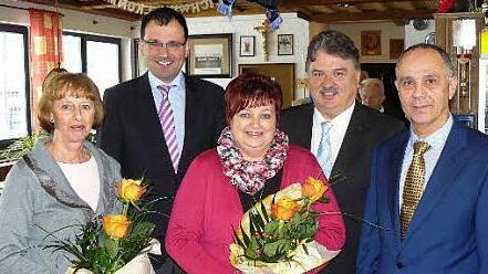 Eine verdiente Würdigung erfuhr die Secondhand-Gruppe beim Jahres- und Ehrenamtsempfang in Marktleugast. Unser Bild zeigt (von links) Sabine Müller, MdL Martin Schöffel, Erna Lauterbach, Landrat Klaus Peter Söllner und Bürgermeister Franz Uome. Foto: Klaus-Peter Wulf