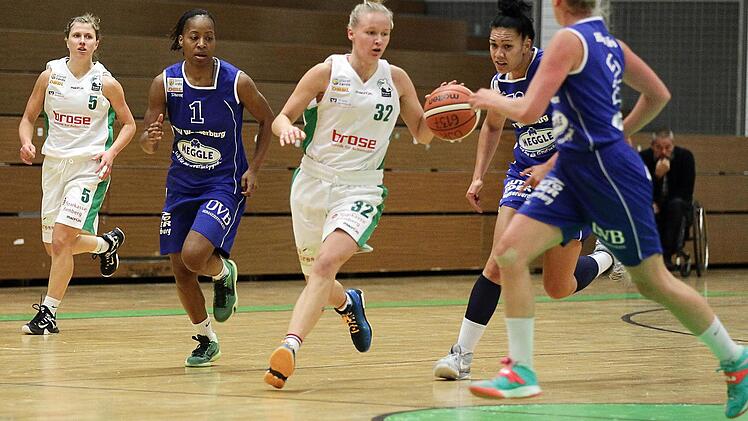 Mit Ieva Jansone (mit Ball) und Liisi Sokman (l.) muss die DJK Brose im Heimspiel gegen den Tabellenf&uuml;hrer Bad Aibling auf zwei wichtige Spielerinnen verzichten. Foto: sportpress
