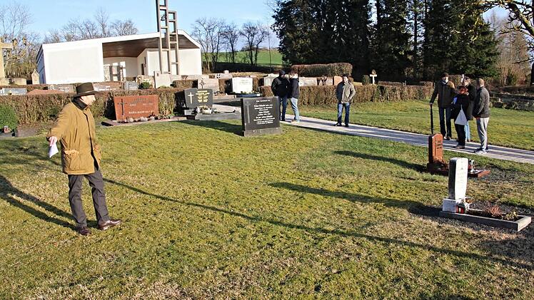 Über Gestaltungs- und Belegungsmöglichkeiten dachte der Bauausschuss in Pfarrweisach nach. Links Bürgermeister Ralf Nowak der erklärte, dass auf dieser Rasenfläche Urnengräber entstehen könnten. Foto: Helmut Will