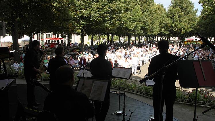 Bei sämtlichen Konzerten des Kurorchesters waren in den vergangenen Tagen die Bänke im Bad Kissinger Kurgarten sehr gut besetzt. Foto: Paul Ziegler