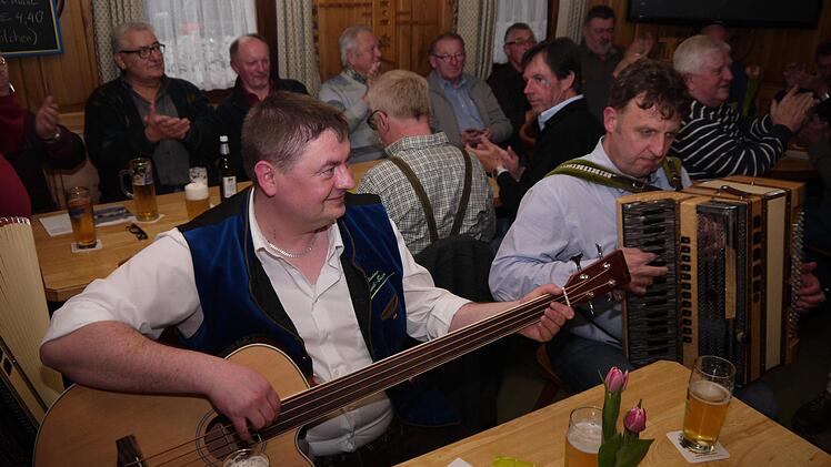 A echte Gaudi: das Wirtshaussingen in Ebersdorf bei Coburg. Foto: Berthold Köhler