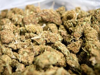 Das Amtsgericht konnte in der ersten Verhandlungsrunde nicht klären, ob das Marihuana dem Fahrer oder dem Beifahrer gehört.  Symbolbild: Matthias Balk/dpa