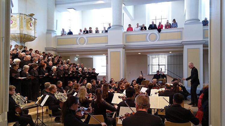 Großen Eindruck bei den zahlreichen Zuhörern in der Morizkirche hinterließ die Aufführung von Antonin Dvoráks "Stabat Mater" durch den Coburger Bachchor.Foto: Jochen Berger