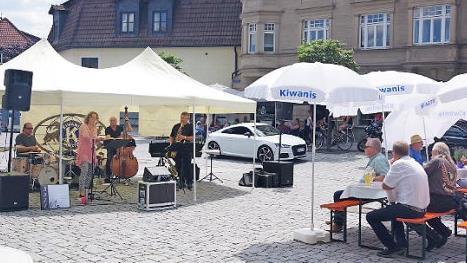 Auf dem Kronacher Marienplatz findet am Samstag, 13. Juli, findet wiederum ab 10 Uhr der Jazz-Fr&uuml;hschoppen des Kiwanis-Clubs Kronach-Frankenwald statt. Das Bild stammt aus dem Vorjahr. Foto: Heike Sch&uuml;lein
