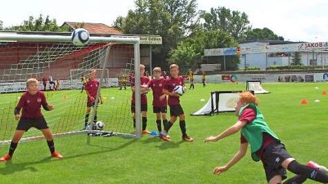 Beim Kopfballtraining gelang auch dieser Flugkopfball. Foto: Alfred Thieret