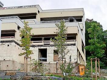 Offene Baustelle: Im ehemaligen DSZ am Hofgarten sollen 55 Wohnungen entstehen. Die Eigentümerin Projekt Bauart sucht derzeit einen neuen Generalunternehmer für die Umgestaltung von DSZ (links), ehemaligem Internat (rechts) und den Bau der Tiefgarage. Foto: Jochen Berger