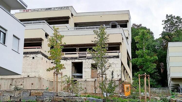 Offene Baustelle: Im ehemaligen DSZ am Hofgarten sollen 55 Wohnungen entstehen. Die Eigentümerin Projekt Bauart sucht derzeit einen neuen Generalunternehmer für die Umgestaltung von DSZ (links), ehemaligem Internat (rechts) und den Bau der Tiefgarage. Foto: Jochen Berger