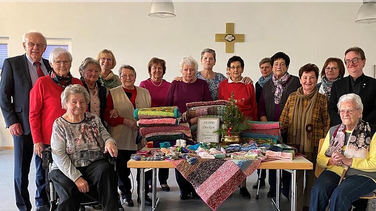 Die flei&szlig;igen Strickerinnen des Aktivkreises Senioren werden geehrt. Foto: Gemeinde Heroldsbach