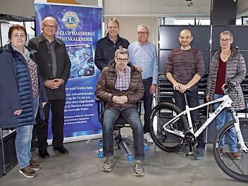 Bei der Übergabe der Hauptpreise, von links: Andrea Ries, Wolfgang Rottmann, Hans-Joachim Brandt, Benno Ries im neuen Bürostuhl mit Stifter Georg Greb dahinter, Thilo Klinner vom Bike-Store mit Uta Hüppe. Auf dem Bild fehlen Klaus Wichler und Maximilian Murmann.  Foto: sw