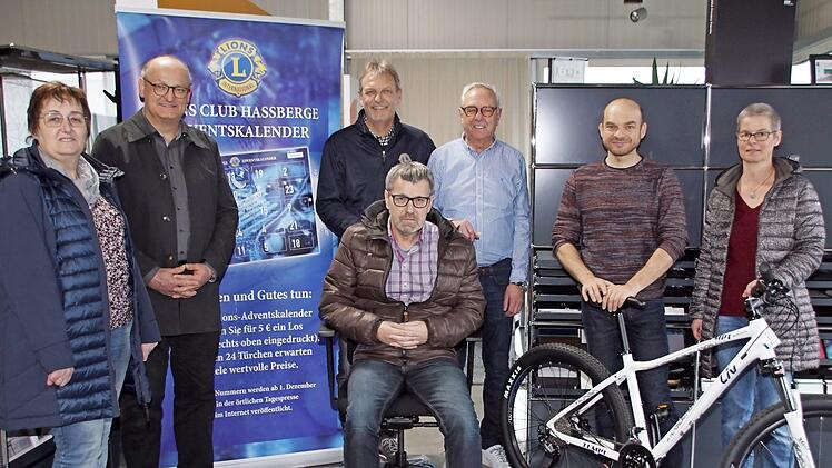 Bei der Übergabe der Hauptpreise, von links: Andrea Ries, Wolfgang Rottmann, Hans-Joachim Brandt, Benno Ries im neuen Bürostuhl mit Stifter Georg Greb dahinter, Thilo Klinner vom Bike-Store mit Uta Hüppe. Auf dem Bild fehlen Klaus Wichler und Maximilian Murmann.  Foto: sw