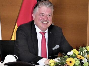 Landrat Klaus Peter Söllner war sichtlich begeistert von der Überraschung zu seinem Dienstjubiläum.