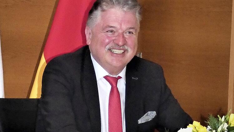 Landrat Klaus Peter Söllner war sichtlich begeistert von der Überraschung zu seinem Dienstjubiläum.