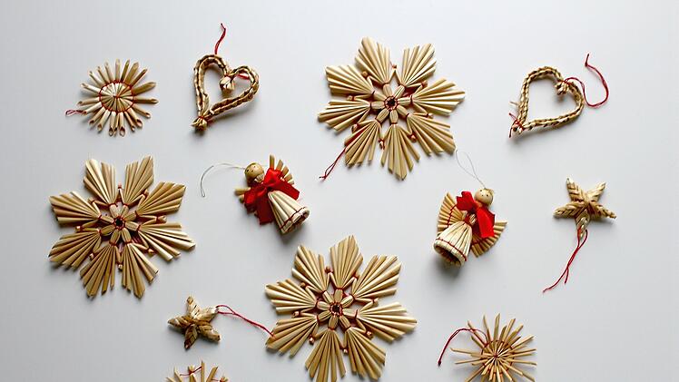 Strohfiguren als nachhaltigen Tannenbaumschmuck