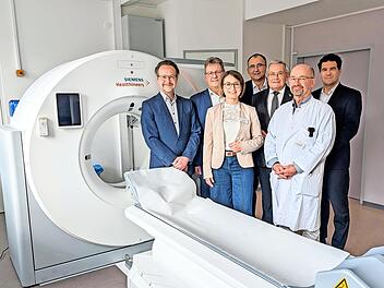Dr. Dominik Morhard, J&uuml;rgen Oswald, Stefanie D&ouml;rfner, J&uuml;rgen Winter, Stefan Funk (Bezirkstagspr&auml;sident), Dr. med. Bernd Seese und Sebastian G&uuml;ldner freuen sich &uuml;ber den neuen Computertomographen und die Zusammenarbeit.