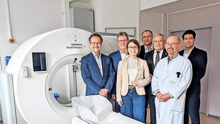 Dr. Dominik Morhard, J&uuml;rgen Oswald, Stefanie D&ouml;rfner, J&uuml;rgen Winter, Stefan Funk (Bezirkstagspr&auml;sident), Dr. med. Bernd Seese und Sebastian G&uuml;ldner freuen sich &uuml;ber den neuen Computertomographen und die Zusammenarbeit.