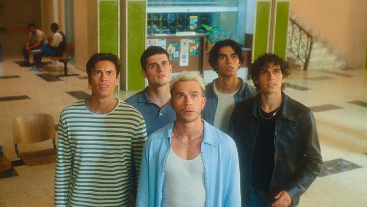 Die Freunde Jonas (Tim Sch&auml;cker), Chris (Luis Freitag), Matteo (Julien Brown), Ben (Jacob Rott) und Oliver (Bene Schulz) verschl&auml;gt es in "Back to the 90s" zur&uuml;ck ins Jahr 1995. Finden sie einen Weg zur&uuml;ck in die Zukunft?