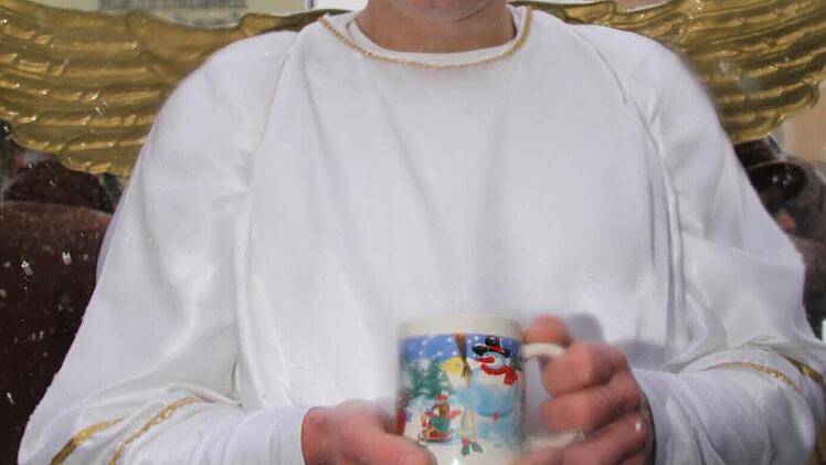 Auch Himmelsbote Daniel Labisch braucht eine warme Stärkung.