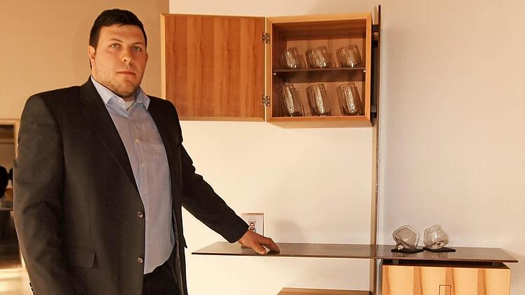 Johannes Herold aus Seßlach an seinem Barschrank, der viele Details enthält. Foto: Günther Geiling