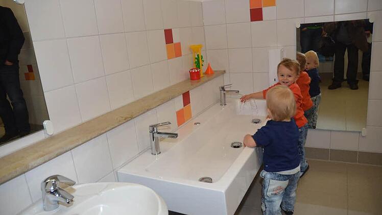 Öfter mal Händewaschen am Tag macht Freude, denn an der Wasserrinne haben die Kinder großen Spaß und experimentieren gerne. Im Sanitärraum sind große Spiegel angebracht, und neben Wasserrinne und Waschbecken auch ein Wickeltisch. Foto: Karl-Heinz Hofmann