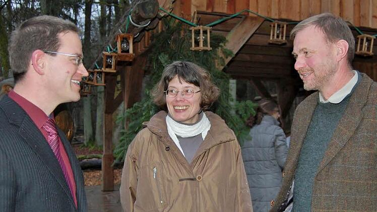 Koordinatorin Karen Funck dient künftig als Bindeglied zwischen Fachbereichsleiter Thomas Heyne (Universität Würzburg, links), Stadtförster Axel Maunz (Klaushof) und den unterfränkischen Schulen  Foto: Dobschütz