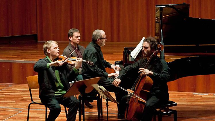 Der Geiger Pekka Kuusisto, der Pianist Alexander Lonquich und der Cellist Nicolas Altstaedt (von links) begeisterten bei ihrem Gastspiel im Kongresshaus. Foto: Jochen Berger