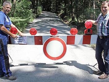 Kurt Schorn und Kurt Weißheimer nahmen die Vollsperre der Straße von Lind nach Losbergsgereuth vor. Foto: Ralf Kestel